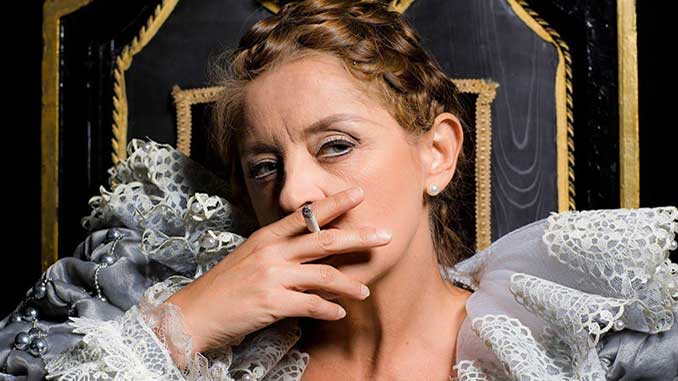 Jeanette-Cronin-as-Queen-Bette-photo-by-Richard-Hedger